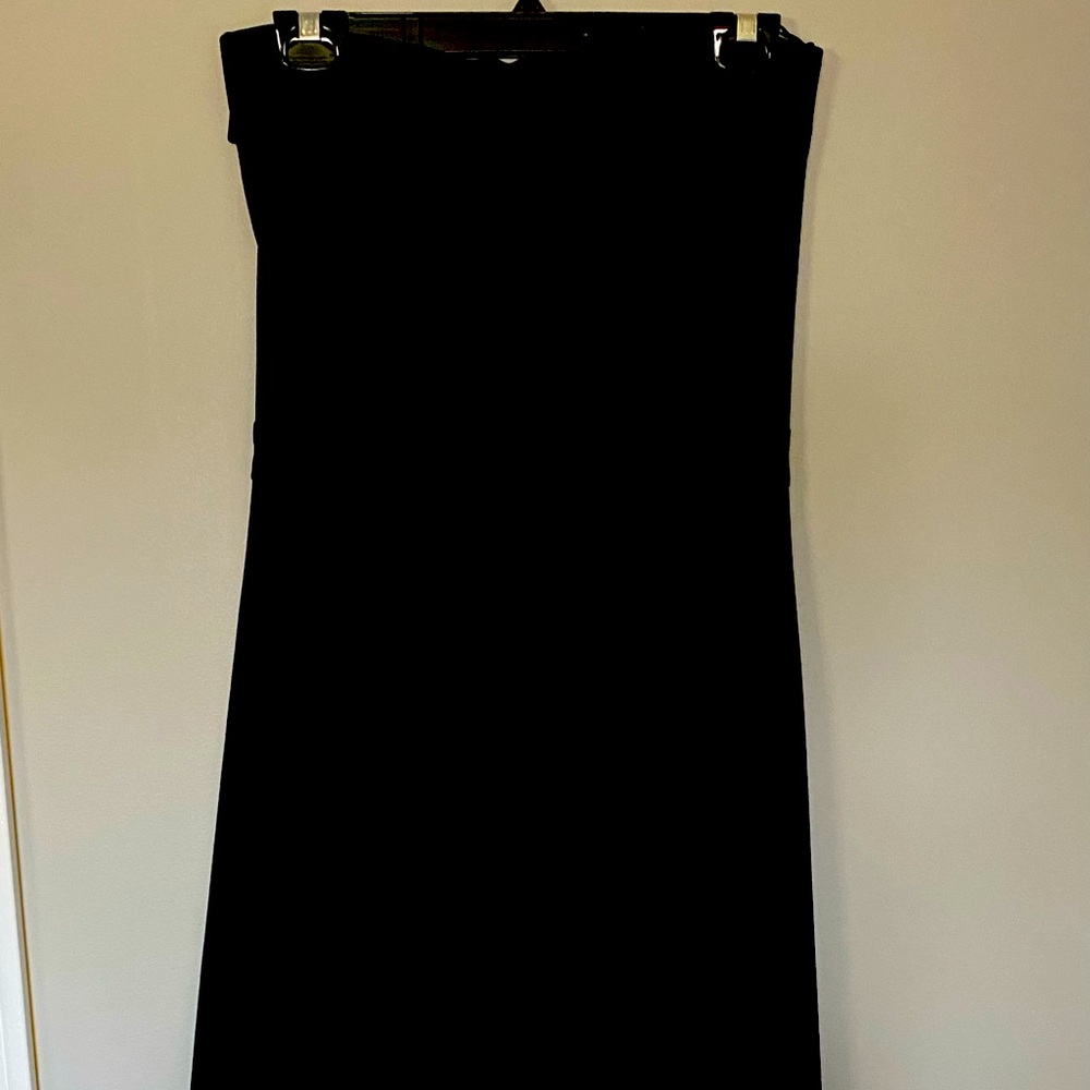 Simple and extremely comfortable black strapless dress